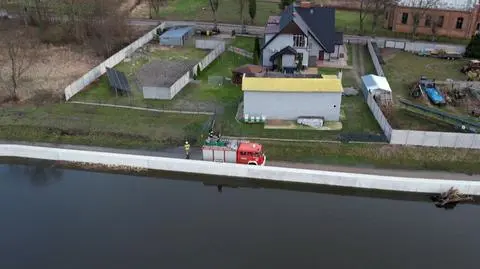 Wał chroni przed powodzią, ale podwórka i piwnice zalane. "Coś nie zagrało"
