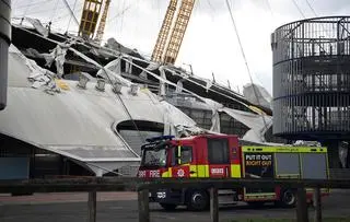 Wiatr zniszczył część dachu hali O2 Arena w Londynie