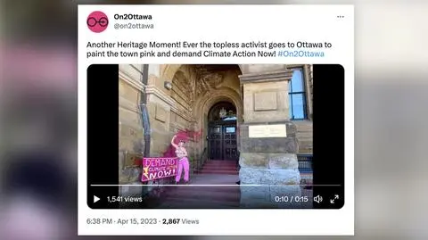 Różowa farba na drzwiach kancelarii premiera i protest topless