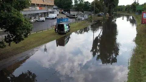 Ulewa w Ustce, w Szczecinie zalało ulicę