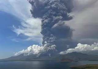 Kolejne erupcje indonezyjskiego wulkanu Lewotobi Laki Laki