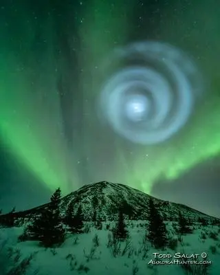 Spirala na niebie nad Alaską - fotografia z kwietnia 2023 roku