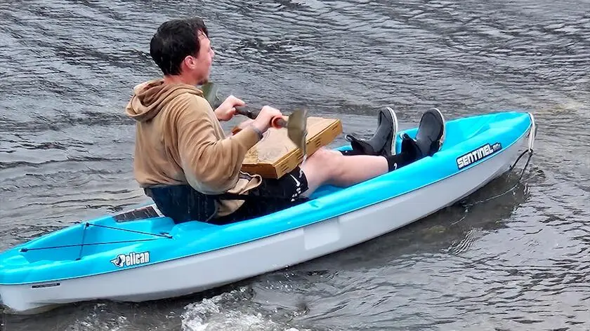 Kurier dostarczył pizzę kajakiem