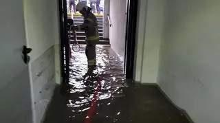 Zalane piwnice w Suwałkach po burzy (OSP Potasznia)