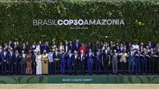 Światowi liderzy pozują do zdjęcia na spotkaniu przed szczytem klimatycznym COP30