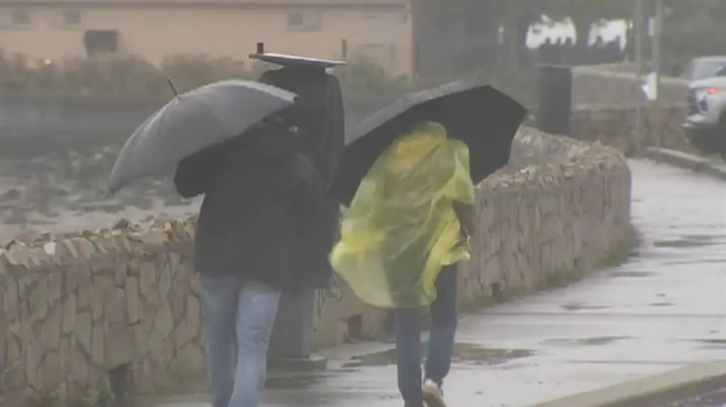 Nor'easter przemieszcza się po Wschodnim Wybrzeżu. Nie żyje kobieta