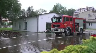 Mocno pada. Zalane piwnice