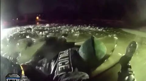 Akcja ratunkowa na środku zamarzniętego stawu Glendale Heights