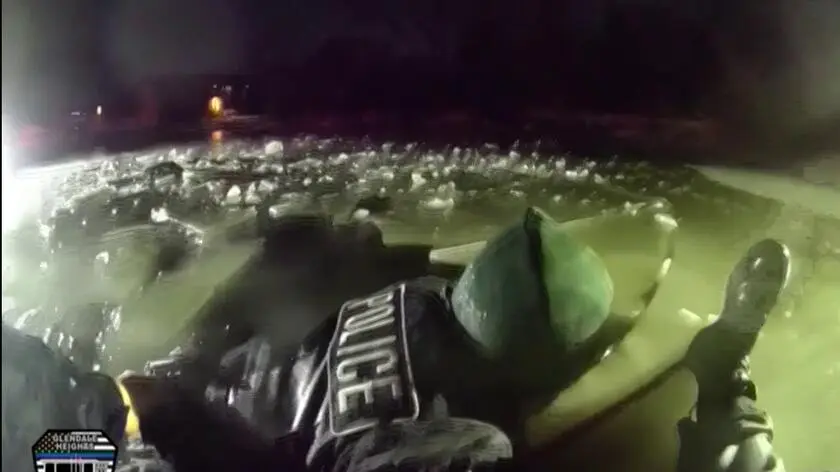 Samochód wpadł do zamarzniętego stawu. Dramatyczna akcja ratunkowa na nagraniu