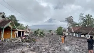 Indonezyjska wioska Sumbersari pokryta popiołem po erupcji wulkanu 
