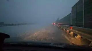 Biało na drodze, samochody stanęły. Nagranie z A1