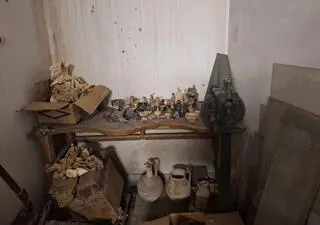 Artefakty odkryte w piwnicy sklepu w Atenach