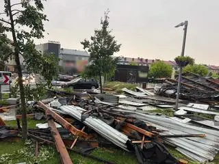 W Tomaszowie Mazowieckim w wyniku burzy, porwało dach i zniszczyło elewację na głównym rynku