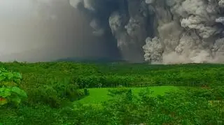 Erupcja wulkanu Semeru w Indonezji