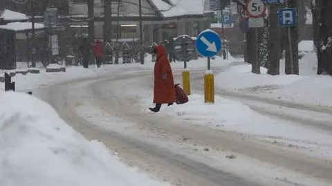 Zakopane tonie w śniegu. Trzeba go wywozić z ulic