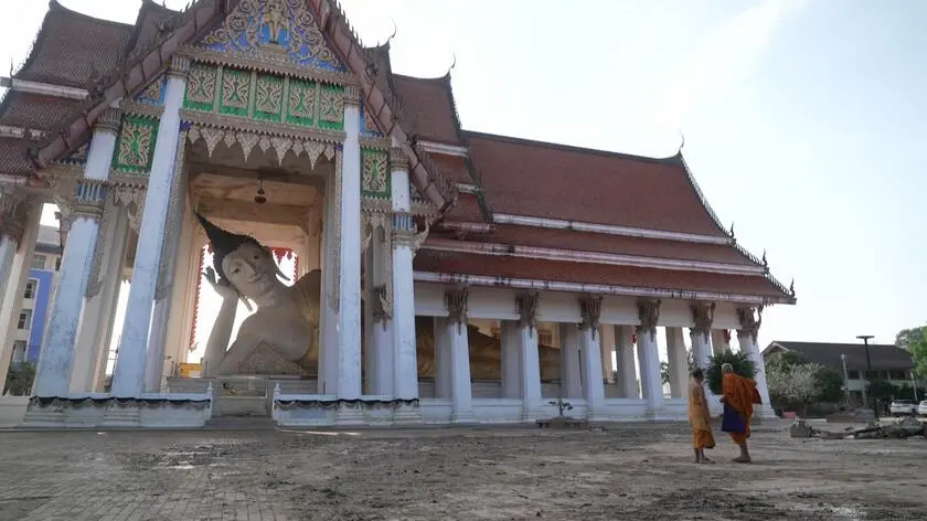 Tajlandia. Uszkodzona buddyjska świątynia. "Ludzie są pełni niepokoju, żalu i smutku"