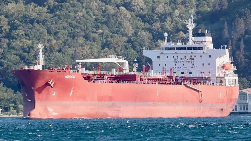 Woda zalała maszynownię tankowca. Służby próbują zapobiec wyciekowi ropy