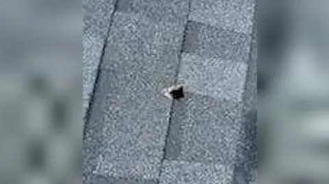 Dziura w dachu zrobiona przez meteoryt 