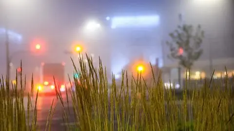 Słaba widzialność w ponad połowie kraju. IMGW ostrzega