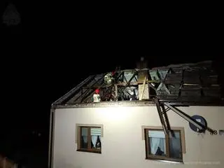 Uszkodzony dach po burzy w miejscowości Kamienna