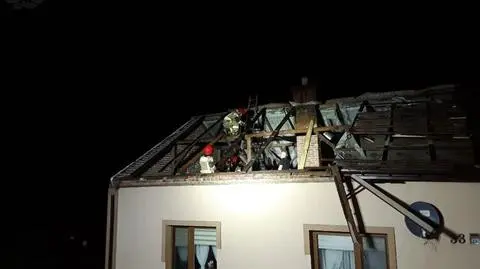 Uszkodzone dachy po burzach