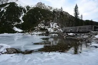 Cienka warstwa lodu na Morskim Oku