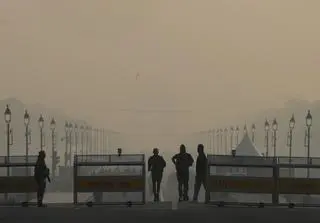 Widok z bulwaru Rajpath na spowite smogiem Delhi