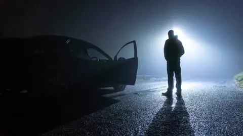 Chłodna, mglista noc
