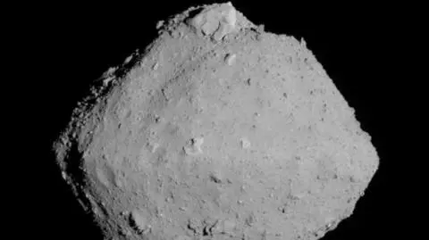 Asteroida Ryugu na zdjęciu z 2018 roku