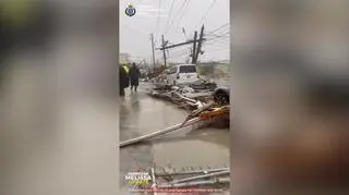 Ich domy zmiotło, uciekli na komisariat. Huragan podążył za nimi