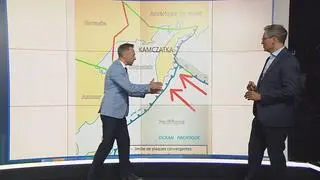 Tomasz Wasilewski tłumaczył na podstawie mapy, że trzęsienie ziemi wystąpiło na styku płyt 