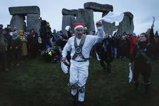 Tłumy świętowały przesilenie zimowe w brytyjskim Stonehenge