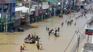 Zginęło ponad 800 osób, wciąż szukają zaginionych
