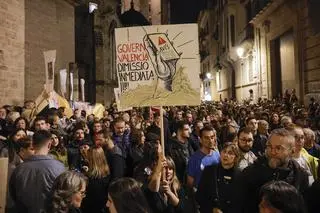 Protestujący domagają się natychmiastowej dymisji władz Walencji