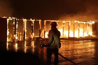Strażak podczas gaszenia pożaru Palisades