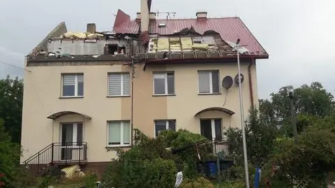 Zerwany dach w miejscowości Niedomice, powiat tarnowski
