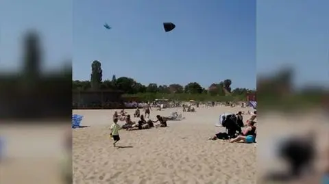 Wirujący lej porwał namiot na plaży w Gdańsku