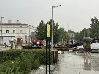 W Tomaszowie Mazowieckim w wyniku burzy, porwało dach i zniszczyło elewację na głównym rynku