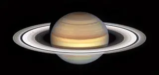 Saturn w obiektywie teleskopu Hubble'a. Z lewej strony widoczne są dwie ciemniejsze "szprychy" na pierścieniu B