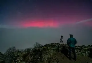 Światła północy i południa ozdobiły niebo