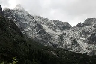 Śnieg na szczytach nad Morskim Okiem w Tatrach