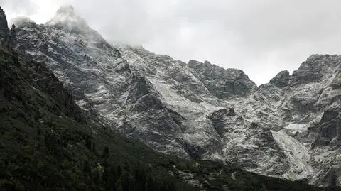 Śnieg na szczytach nad Morskim Okiem w Tatrach