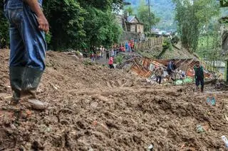 Poszukiwania zaginionych po powodziach i osuwiskach w indonezyjskiej prowincji Sumatra Północna