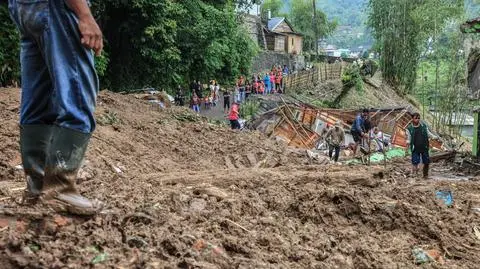 15 osób zginęło, szukają zaginionych. "Deszcz wciąż pada"