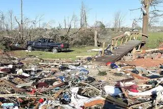 Zniszczenia po przejściu tornada w Walthall County