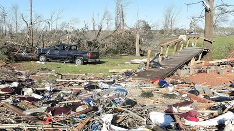 Zniszczenia po przejściu tornada w Walthall County