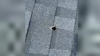 Dziura w dachu zrobiona przez meteoryt 