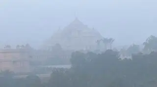 Praca zdalna i obostrzenia dotyczące wjazdu do miasta. Delhi się dusi