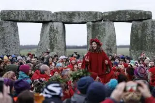 Tłumy świętowały przesilenie zimowe w brytyjskim Stonehenge