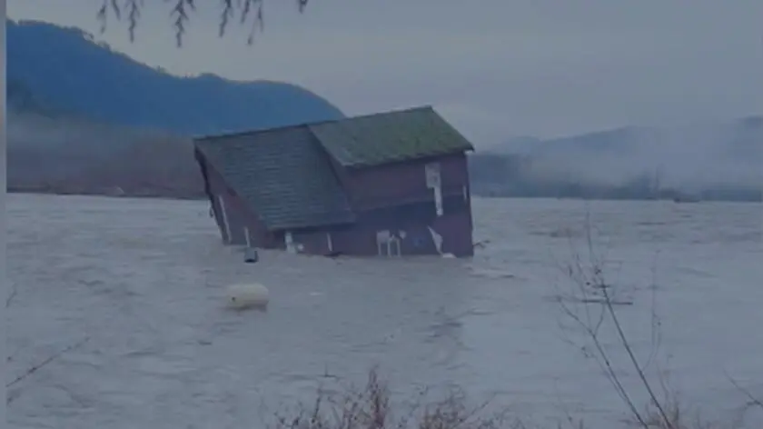 Dom płynął środkiem rzeki